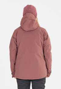 Wasserabweisende, rosa isolierte Jacke mit Kapuze und geripptem Strickmütze. Sie zeichnet sich durch eine glatte Textur und eine lockere Passform für zusätzlichen Komfort aus.