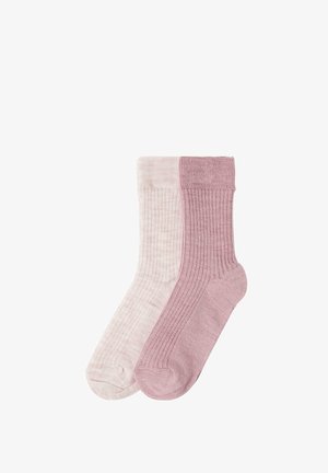 To par sokker i lys pink og støvet rosenfarve. Ribbet tekstur ved kanten, glat krop, og en lidt tykkere hæl og tå.