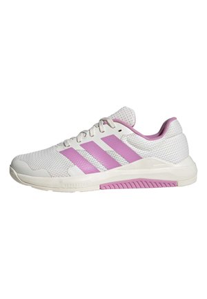 Chaussure de sport blanche avec des rayures roses, une doublure intérieure rose et une semelle texturée conçue pour la course ou l’entraînement.