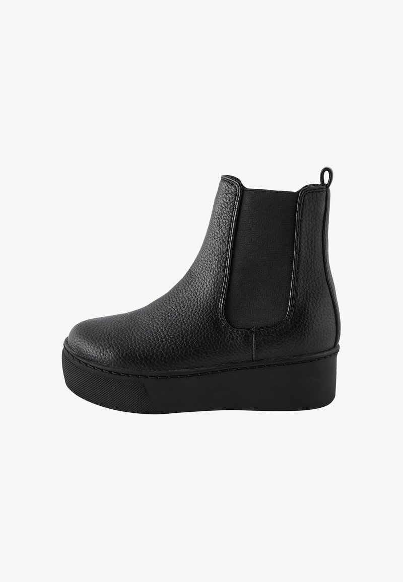 Botine negre până la gleznă, cu un superior din piele texturată, panouri laterale elastice și o talpă cu platformă. Dispune de o bandă la spate pentru a facilita îmbrăcarea.