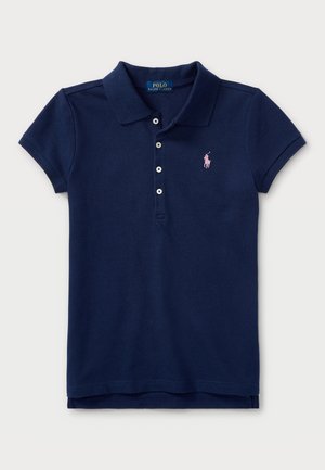 Marinblå polo-shirt i bomull, med klassisk krage, korta ärmar och en liten broderad logotyp i rosa på bröstet. Fem knappar.
