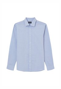 Helles blaues langärmliges Herrenhemd mit Button-Down-Kragen und geknöpften Manschetten, auf einem weißen Hintergrund präsentiert.