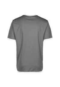 Grijze T-shirt met korte mouwen en witte biezen op de kraag en mouwen, gemaakt van gladde stof, met een eenvoudig, onversierd ontwerp.