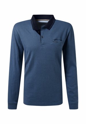 Blauw heren poloshirt met lange mouwen van textuurstof, donkere kraag, knoopsluiting met twee knopen en een kleine borstzak met subtiele branding.