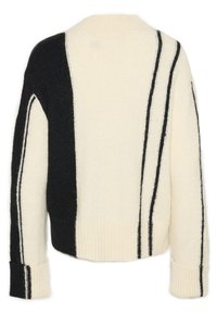 Suéter negro y crema, con rayas horizontales, puños y dobladillo acanalados, hecho de una suave tela texturizada y con un corte holgado.