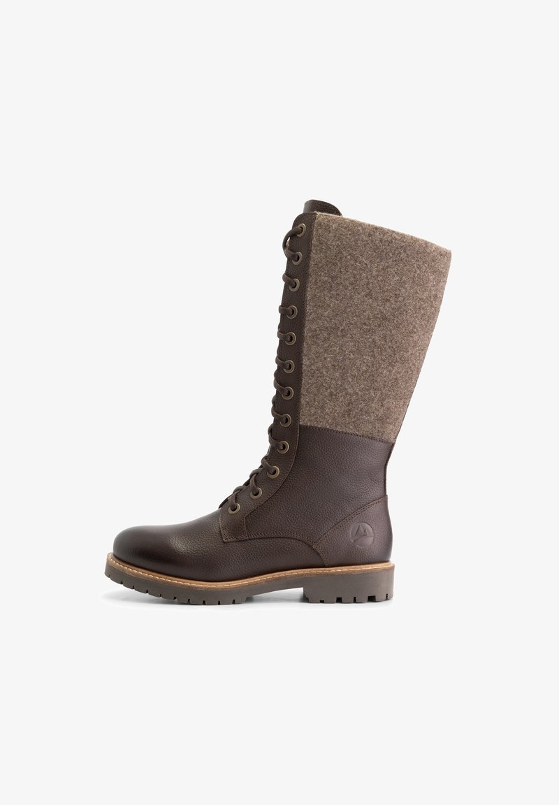 Bottes brunes à lacets avec une partie inférieure en cuir et une tige en feutre, dotées d'œillets en métal et d'une semelle texturée pour une meilleure adhérence.