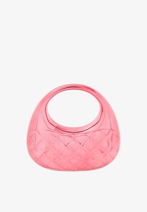 Lyserød håndtaske med en glat, blank finish; har et diamant-quiltet mønster og et rundt topgreb for nem transport.