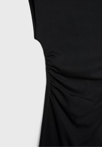 Vêtement noir sans manches avec un détail de fronces sur les côtés au niveau de la taille sur un fond clair.