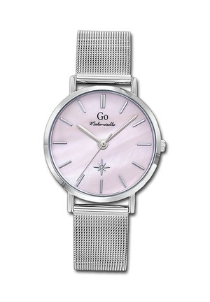 Montre-bracelet à bracelet en maille argentée avec cadran rose pâle, index minimalistes et marque "Go Mademoiselle", affichant l'heure à 10h10:36.