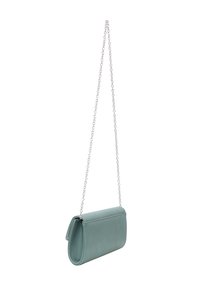 En lys teal læder clutch-taske med et buet design, der har en sølv kæde rem og en glat tekstur.