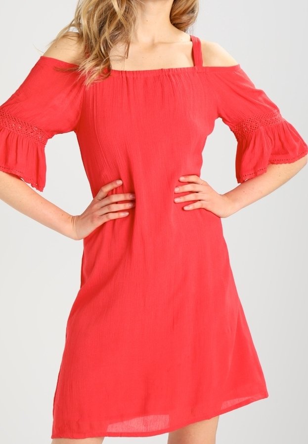 Robe rouge décolletée avec des manches évasées, tissu texturé, coupe à hauteur des genoux, et détails de broderie décoratifs sur les bords des manches.