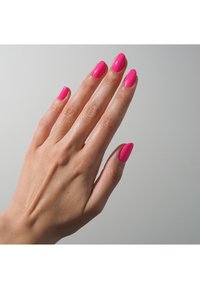Heller pinker Nagellack auf langen, mandelförmigen Nägeln. Glatte Textur mit glänzendem Finish, Hände vor einem hellgrauen Hintergrund positioniert.