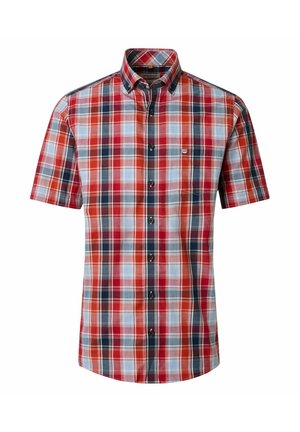 Kortærmet skjorte med knapper, rød, blå og hvid ternet mønster og en brystlomme på en hvid baggrund.