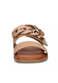 Sandal in color nudo con una fascia intrecciata e dettagli in metallo dorato. Design open toe e texture in pelle liscia con suola piatta.