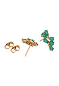 Orecchini in tonalità oro che presentano due design: uno con tre pietre verdi a forma di smeraldo e un secondo con due cerchi d'oro circolari.