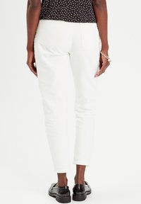 Cache Cache MOM MIT HOHER TAILLE - Jean slim - ecru