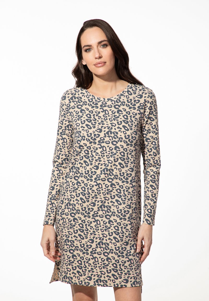 Langärmliges Kleid in Beige mit schwarzem und grauem Leopardenmuster. Glattes Material, runder Ausschnitt und seitliche Schlitze am Saum. Klassischer Schnitt.