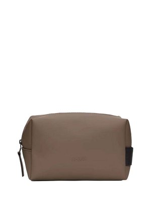 Bolsa de aseo rectangular marrón con textura suave, cierre de cremallera, acentos en negro y logotipo de la marca embellecido en la parte frontal.