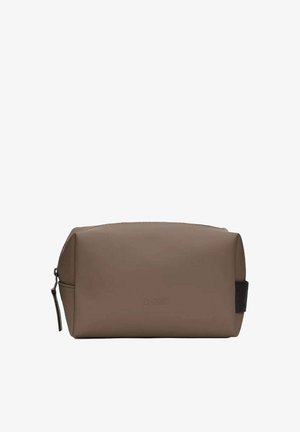 Bolsa de aseo rectangular marrón con textura suave, cierre de cremallera, acentos en negro y logotipo de la marca embellecido en la parte frontal.