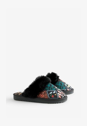 Natikači z večbarvnimi kvadratnimi vzorci, črnim umetnim krznom in teksturiranim črnim podplatom. Oblika z odprtim hrbtom za enostavno obuvanje.