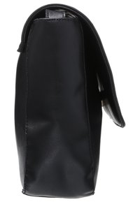 Černá kožená kabelka se strukturovaným tvarem, plochými stranami a magnetickým uzávěrem; hladký povrch s jemnými švy.