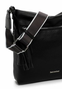 Schwarze Umhängetasche aus strukturiertem Leder mit grauem verstellbarem Riemen, vorderer Reißverschlusstasche, Quasten-Detail und "Emily & Noah" Metall-Logo.