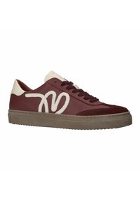 Bordeaux leren sneaker met een crèmekleurig logo, gladde en suède texturen, contrasterende rubberen zool en bordeauxkleurige veters.