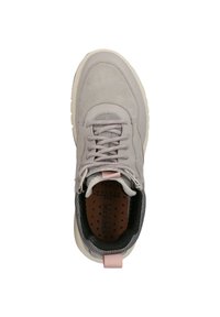 Zapatillas de ante y malla grises con una suela blanca, que presentan cordones redondos, un acento rosa en el talón y una plantilla perforada para mayor transpirabilidad.