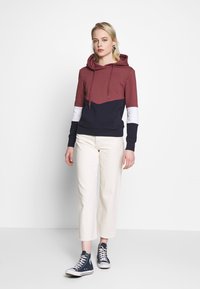 ONLY ONLPEAR BLOCKING HOOD - Sweatshirt com capuz - apple butter/white/night sky