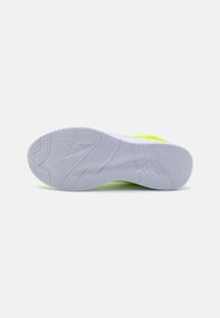 Hvid sneakersål med et tekstureret mønster og riller. Lysegule detaljer nær mellemsålen forbedrer synligheden og designet.