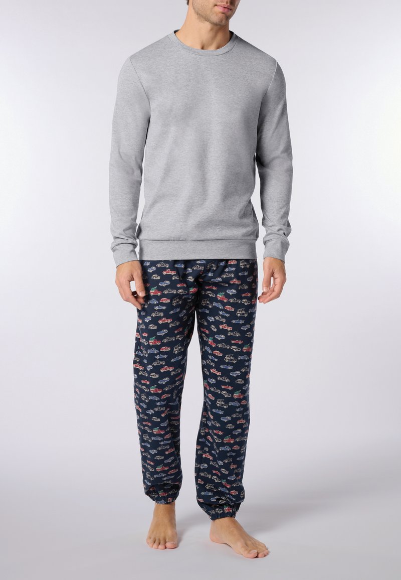 Felpa grigia a maniche lunghe abbinata a pantaloni da pigiama blu navy con un motivo ripetuto di auto in rosso, blu, bianco e verde. Tessuto morbido, polsini elasticizzati.