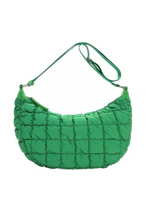 Žalia dygsniuota peties rankinė su reguliuojama dirželiu ir užtrauktuku, su stačiakampiu pamušalu baltame fone.