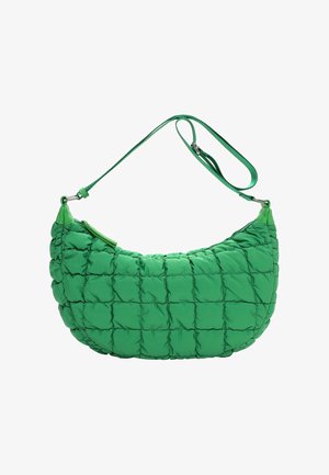 Bolso de hombro verde acolchado con correa ajustable y cierre de cremallera, con un patrón rectangular acolchado sobre un fondo blanco.
