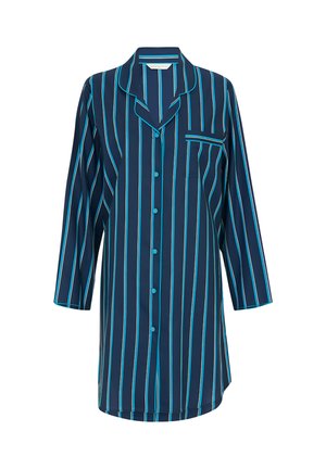 Granatowa sukienka koszulowa z długim rękawem, zapinana na guziki, z pionowymi, cienkimi, białymi i turkusowymi paskami, kołnierzykiem i kieszenią na piersi na białym tle.
