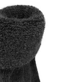 Dunkelgraue gestrickte Socke mit einem dicken, strukturierten Bündchen und einem glatten unteren Abschnitt, gefertigt aus Wolle oder einem ähnlichen warmen Material.