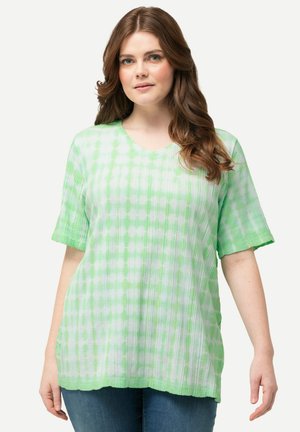 Grünes, strukturiertes V-Ausschnitt-Shirt mit kurzen Ärmeln, das ein hellgrünes und dunkleres grün kariertes Muster aufweist. Der Stoff wirkt leicht und atmungsaktiv.