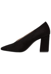 Pumps da donna nere in suede con tacco a stiletto e punta affusolata, mostrate dal lato esterno su uno sfondo bianco.
