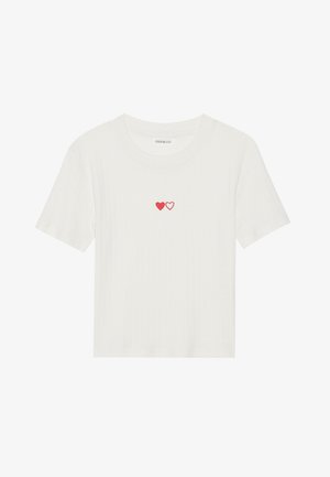 Hvit ribbestrikket t-skjorte med korte ermer, med to røde hjerter brodert på brystet. Myk stoff med klassisk rund hals-design.