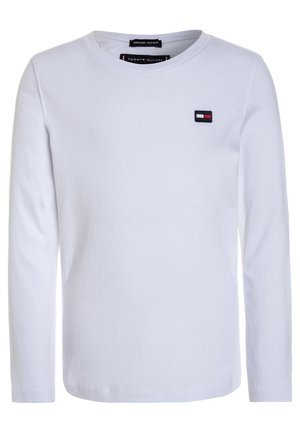 Hvid langærmet skjorte med rund hals, med lille rød, hvid og navy Tommy Hilfiger-logo på venstre bryst.