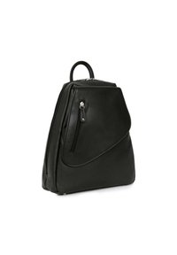 Černý kožený batoh s elegantním trojúhelníkovým tvarem, který má přední zipovou kapsu a horní uchopovací rukojeť pro všestranné nošení. Texturovaný povrch.