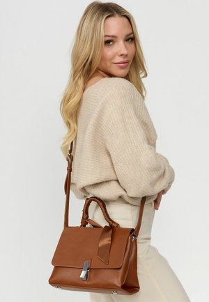 Braune Leder-Handtasche mit strukturiertem Design, ausgestattet mit einem geflochtenen Griff, silberner Hardware und einem Satinband-Detail. Verstellbarer Trageriemen ist enthalten.