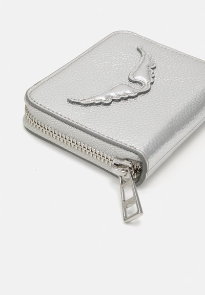 Portefeuille argent avec fermeture éclair, doté d'un extérieur texturé et d'un design d'ailes en relief. Il présente une tirette de fermeture éclair en métal et une finition lisse.