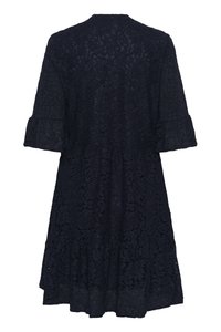 Navy lace-mekko, jossa on pyöreä kaula-aukko, leveät hihat ja kerroksellinen hame, kaikki koristeltuna monimutkaisilla kukkakuoseilla.
