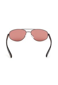 Zonnebril met een dunne metalen rand, ovale lenzen in een rozenkleurige tint en zwarte, glanzende acetaat armen. Neussteunen zijn inbegrepen voor comfort.