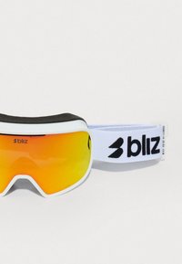 Slēpošanas brillēm ir balta apmale, oranžs spoguļobjektīvs, melna putu oderējums un balts regulējams siksna ar "bliz" logotipu.