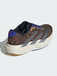 Chaussure de sport à motif léopard avec une tige en mesh noir, des rayures grises et des accents bleu vif. Dotée d'une épaisse semelle blanche marquée "LIGHTSTRIKE PRO."
