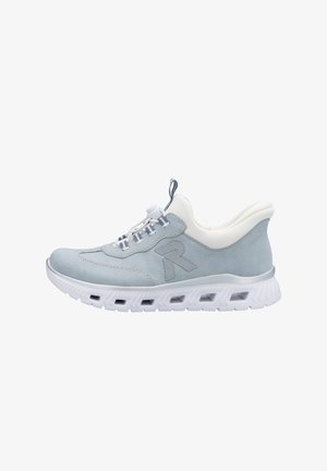 Hellblaue Wildledersneaker mit weißen Akzenten und einer strukturierten weißen Sohle. Verfügt über ein Slip-On-Design und Mesh-Schnürsenkel für eine bequeme Passform.