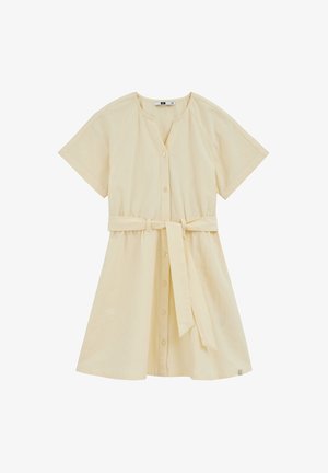 Kratka bež haljina s kratkim rukavima i odgovarajućim remenom od istog materijala vezanim u struku.