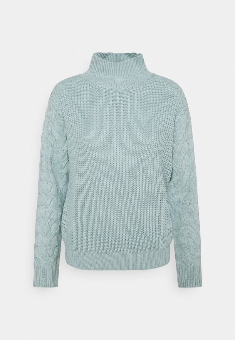 Světlomodrý svetr s vysokým límcem, má texturované pletené tělo a copánkový pletený vzor na rukávech, zakončený žebrovanými manžetami.