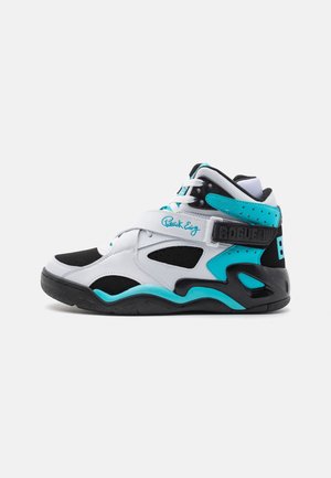 Høj-top sneakers med en blanding af hvide, sorte og teal materialer. Inkluderer perforeringer, en polstret ankelkrave og et bånd over snørebåndene.
